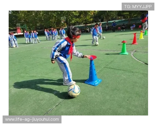 低段足球课热身操设计与实施策略探讨提升学生运动能力与兴趣 低段足球课热身操设计与实施策略探讨提升学生运动能力与兴趣