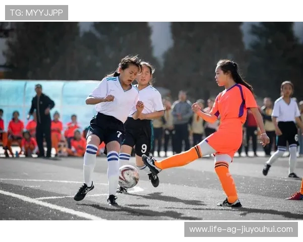 球场边近距离感受足球运动员拼搏瞬间带来的沉浸式观赛魅力体验感